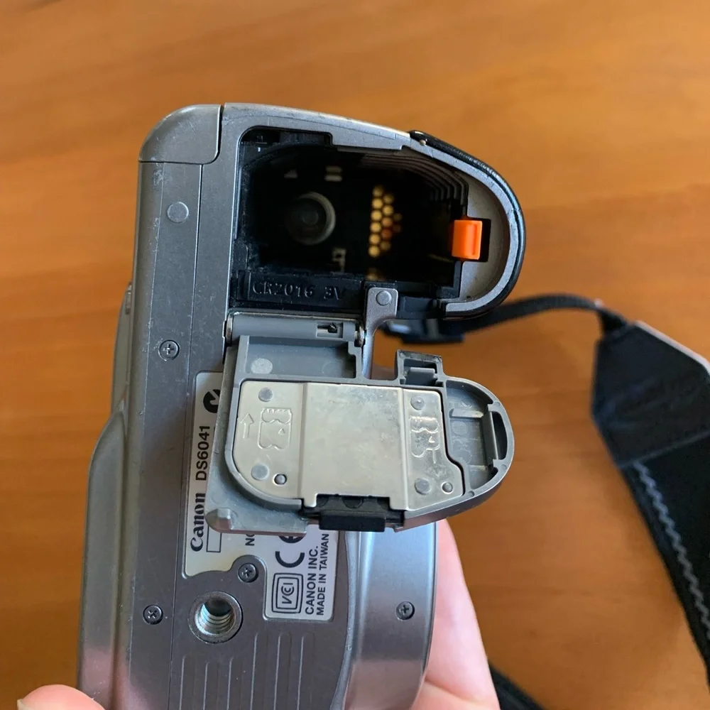 Canon DS6041 camera